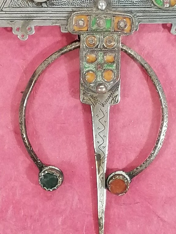 A Berber Fibula From The Maghreb In Enameled Silver Under A Frame – 20th Century --photo-2