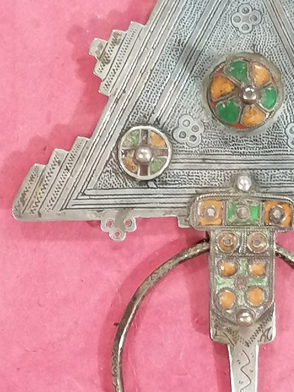 A Berber Fibula From The Maghreb In Enameled Silver Under A Frame – 20th Century --photo-3
