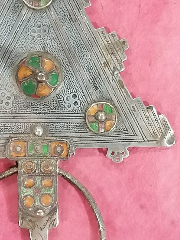 A Berber Fibula From The Maghreb In Enameled Silver Under A Frame – 20th Century --photo-4