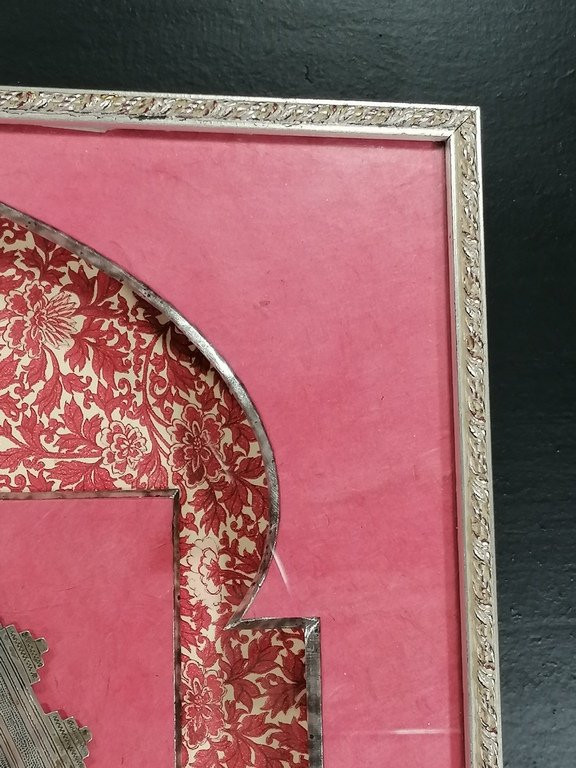 A Berber Fibula From The Maghreb In Enameled Silver Under A Frame – 20th Century --photo-6