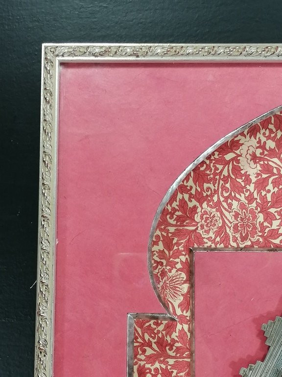 A Berber Fibula From The Maghreb In Enameled Silver Under A Frame – 20th Century --photo-7