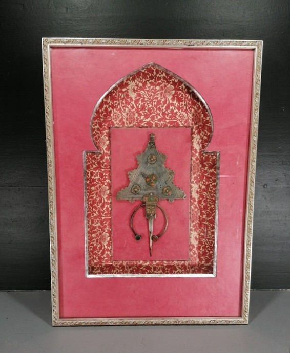 A Berber Fibula From The Maghreb In Enameled Silver Under A Frame – 20th Century -
