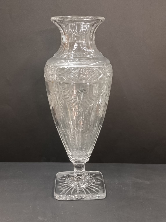 Vase Baccarat - Cristal taillé et ciselé à la main - forme balustre sur pied douche - XIXème