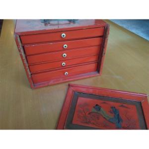 JEUX DE MAH-JONG -  Coffret en laque vermillon du XXème et tous les tuiles
