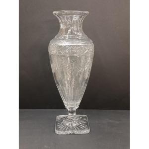 Vase Baccarat - Cristal taillé et ciselé à la main - forme balustre sur pied douche - XIXème