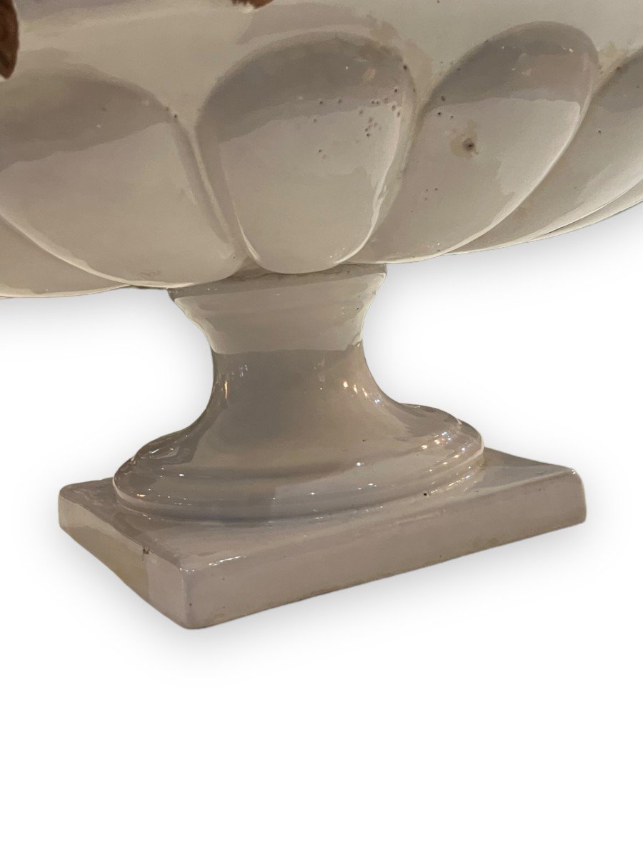 Coupe Et Broc En Céramique émaillée Blanche à Décor De Grappes De Raisins Et Feuilles De Vigne-photo-1