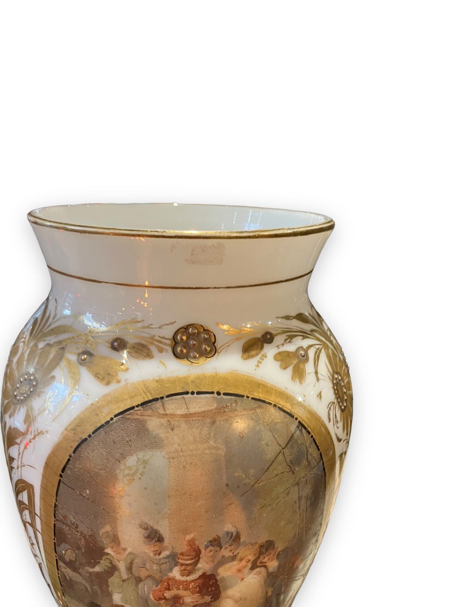 Painted And Gilded Opaline Vase Animated Scene-photo-2
