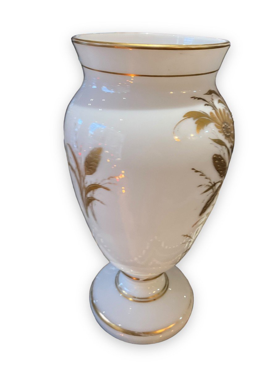 Painted And Gilded Opaline Vase Animated Scene-photo-5