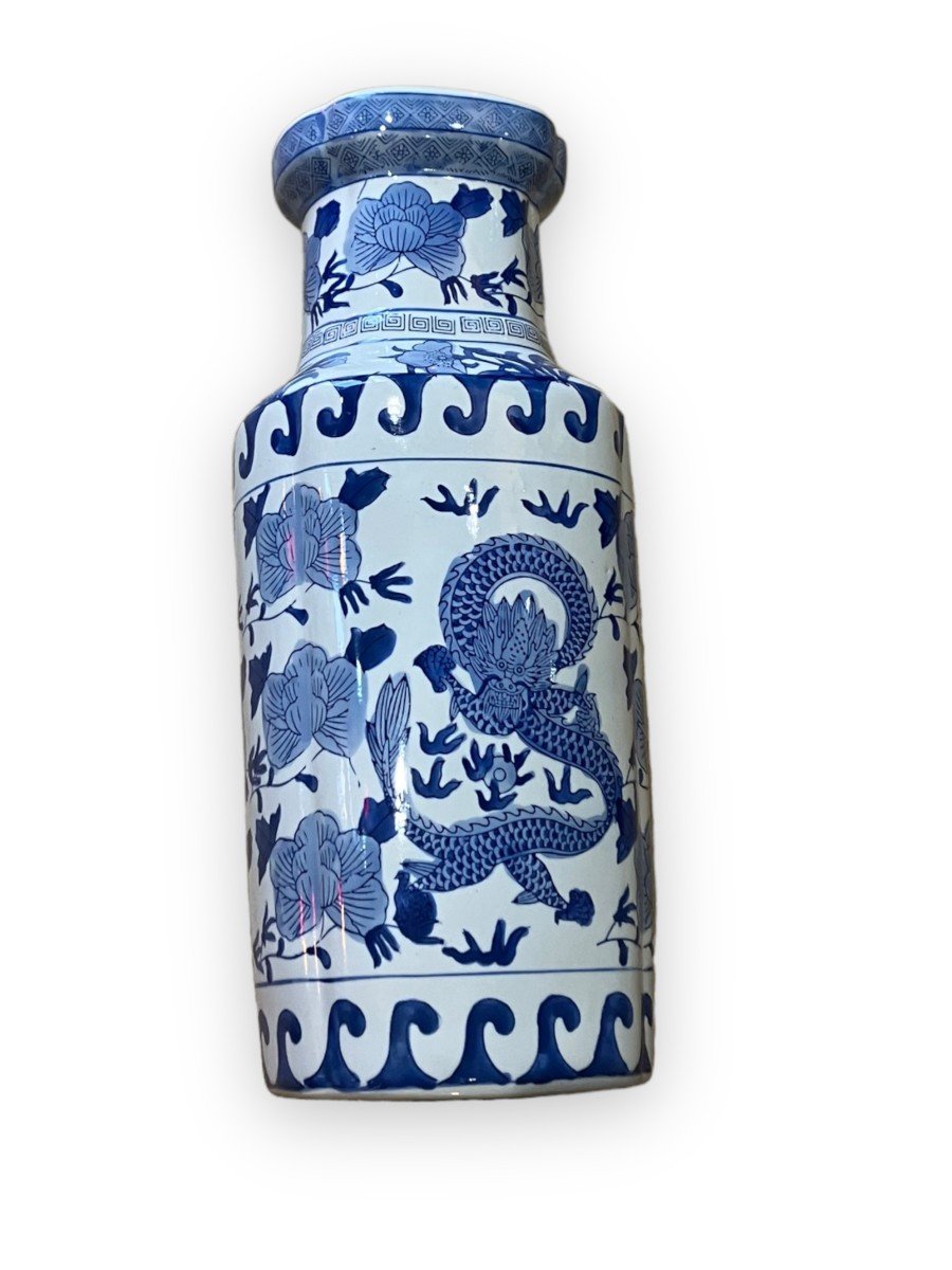 Important Chinese Vase In White And Blue Porcelain Decorated With Dragon And Flowers-photo-2