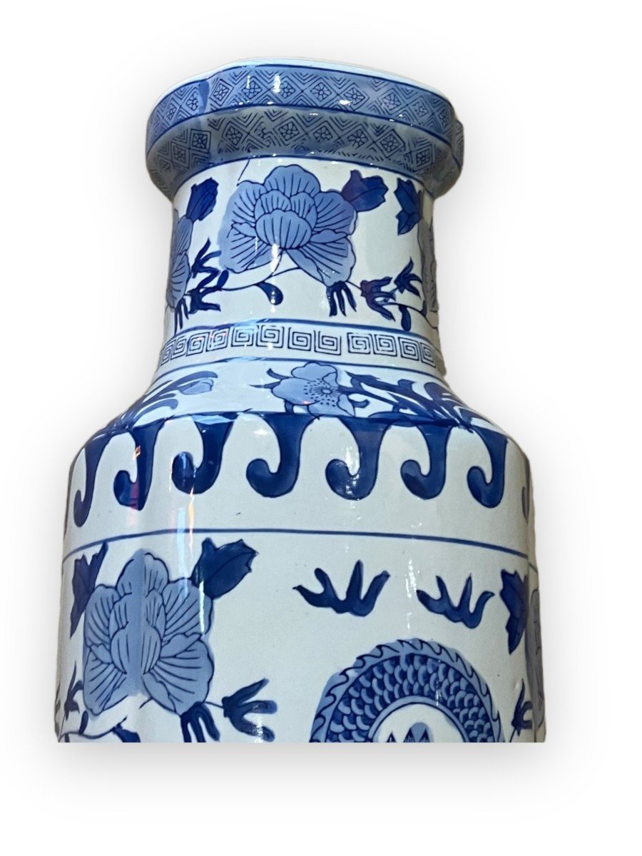 Important Vase Chinois En Porcelaine Blanche Et Bleue décor au dragon et fleurs-photo-4