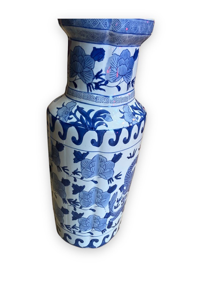 Important Vase Chinois En Porcelaine Blanche Et Bleue décor au dragon et fleurs-photo-7