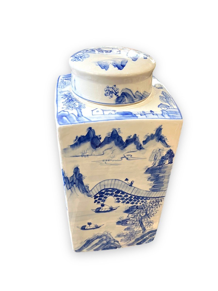Important Pot  Couvert Blanc Bleu En Porcelaine De Chine -photo-1
