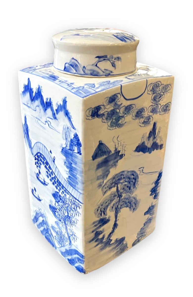Important Pot  Couvert Blanc Bleu En Porcelaine De Chine 