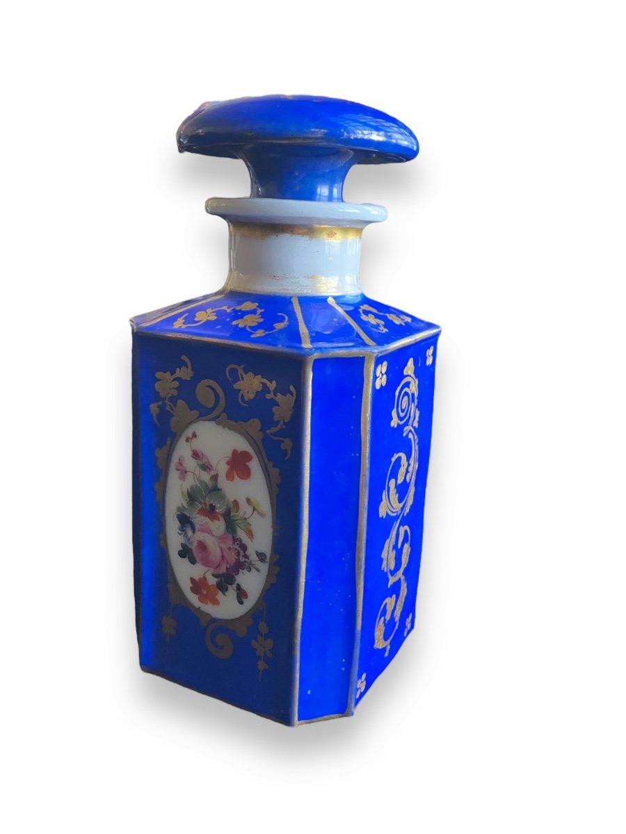 Flacon De Parfum En Porcelaine De Vieux Paris Fond Bleu-photo-1