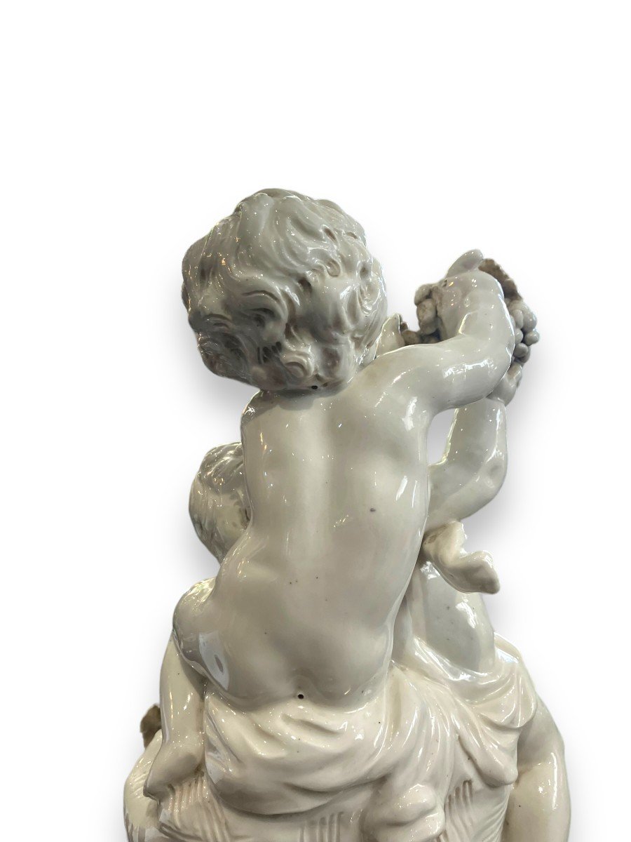 Putti And Grapes Group In Capodimonte Bearing Kinsburger's Signature-photo-6