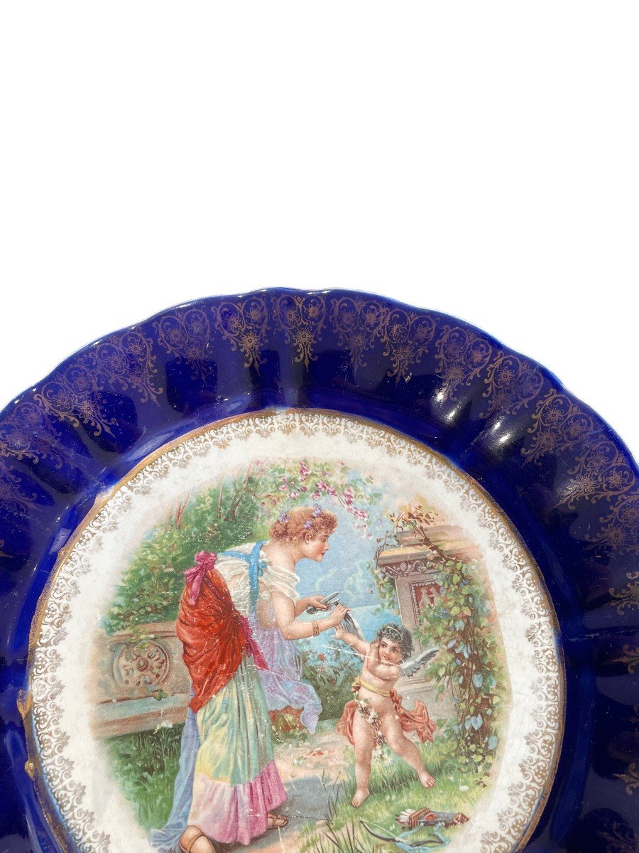Assiette Terre De Fer Cupidon Se Faisant Couper Les Ailes-photo-2