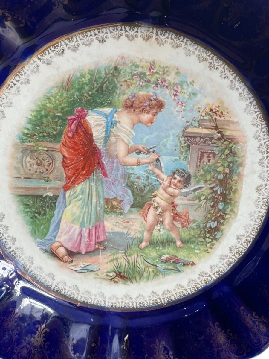 Assiette Terre De Fer Cupidon Se Faisant Couper Les Ailes-photo-4