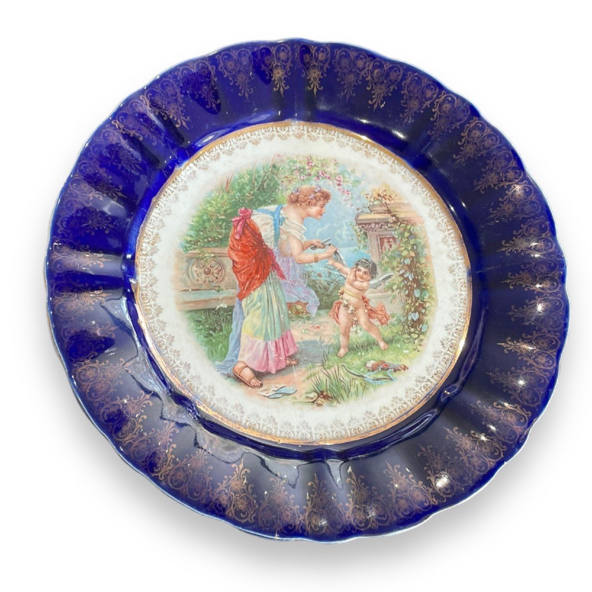 Assiette Terre De Fer Cupidon Se Faisant Couper Les Ailes