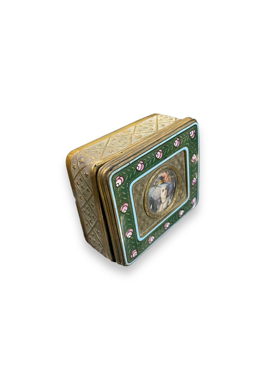 Enameled Jewelry Box With Elegant 19th Century Decor-photo-3