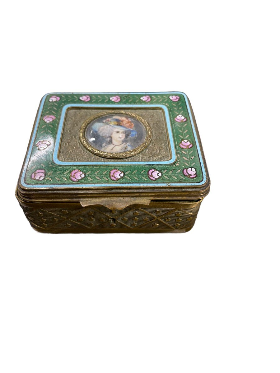 Enameled Jewelry Box With Elegant 19th Century Decor-photo-1