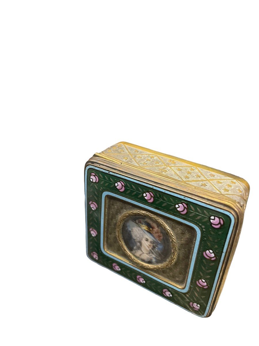 Enameled Jewelry Box With Elegant 19th Century Decor-photo-4