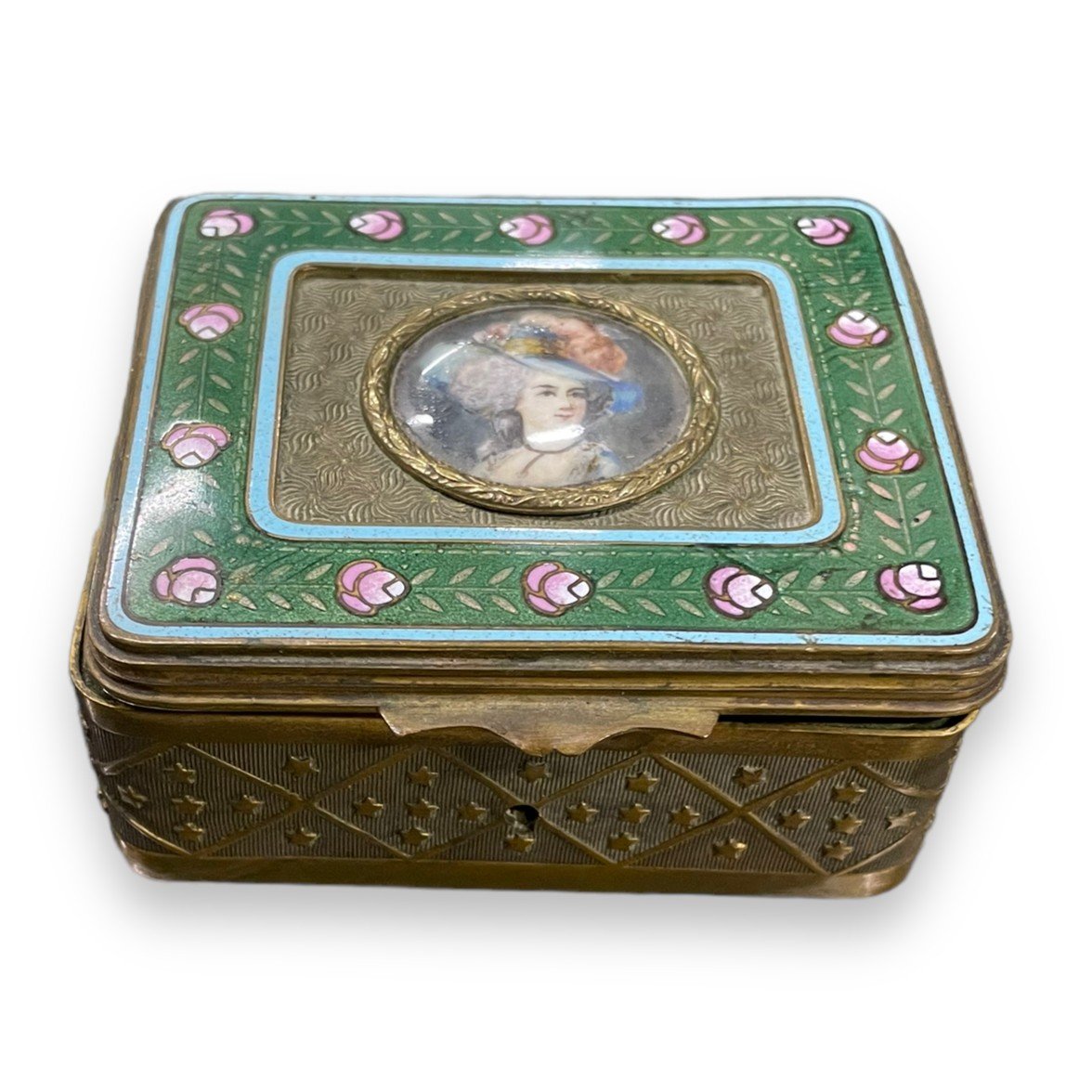 Enameled Jewelry Box With Elegant 19th Century Decor