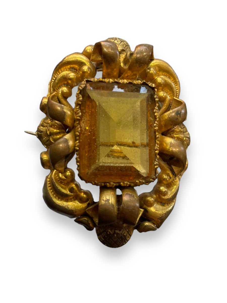 Brooch In Golden Metal Yellow Stone Victorian Period