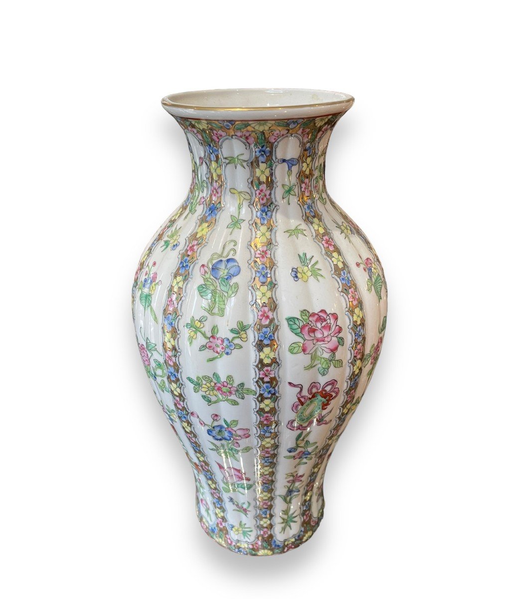Important Chinese Vase In Enameled And Gilded Porcelain