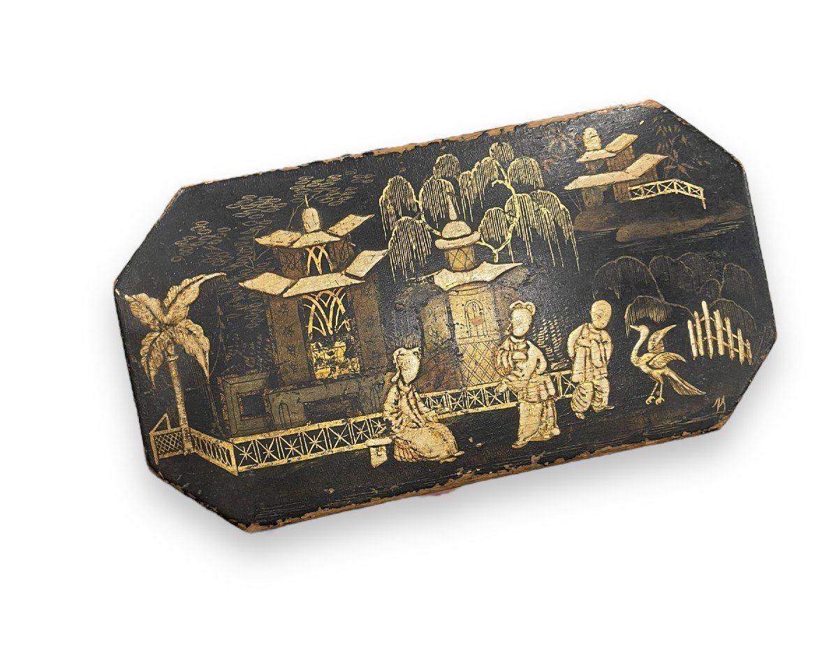 China - Octagonal Tea Box In Black Lacquered Wood -photo-1