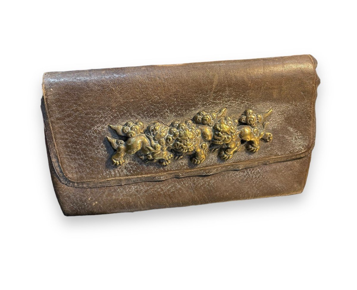 Asia Snuff Box In Leather And Bronze Decorated With Fô Dogs
