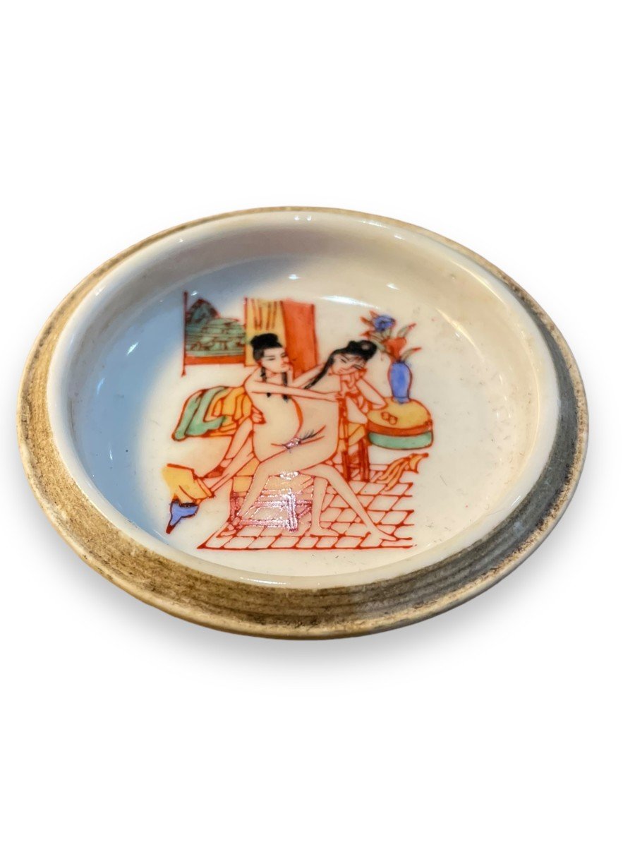 Erotica Curiosa Chinese Porcelain Box With Erotic Decor-photo-2