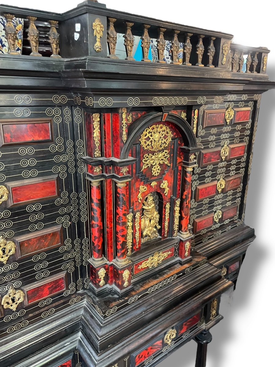 Cabinet et son piétement  décor d'écaille teintée rouge Hercule et Nessus-photo-3