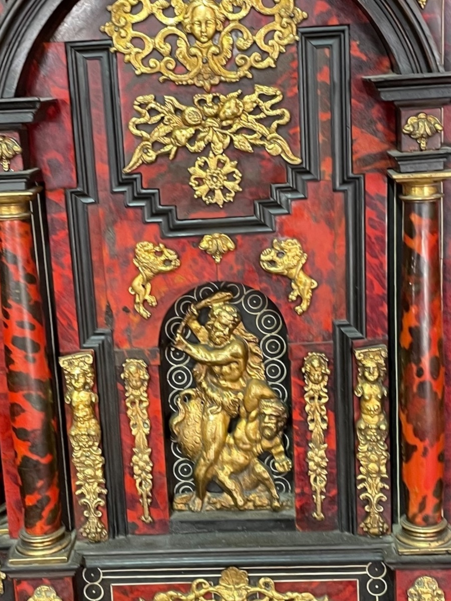 Cabinet et son piétement  décor d'écaille teintée rouge Hercule et Nessus-photo-4
