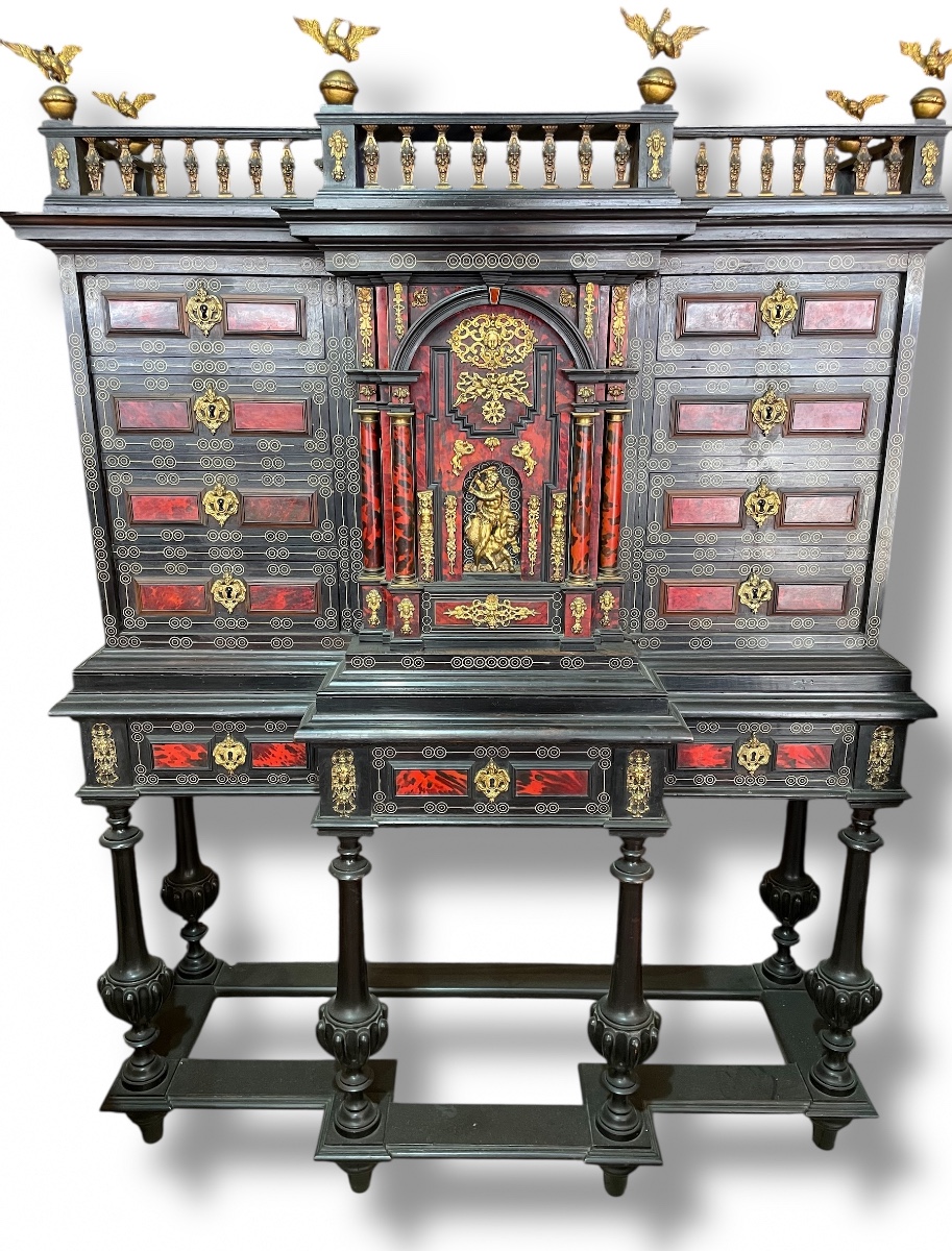 Cabinet et son piétement  décor d'écaille teintée rouge Hercule et Nessus