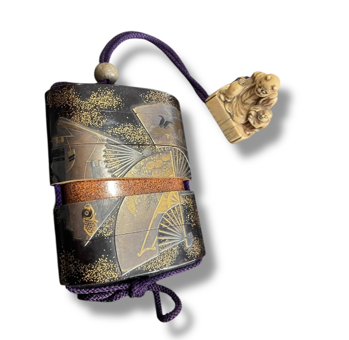 Inro en laque ro-iro et maki-e décor d'éventail