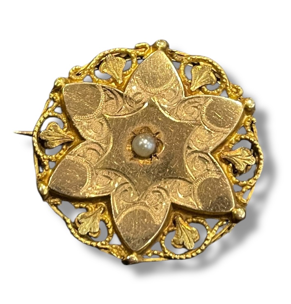 Yellow Gold Brooch With Pearl