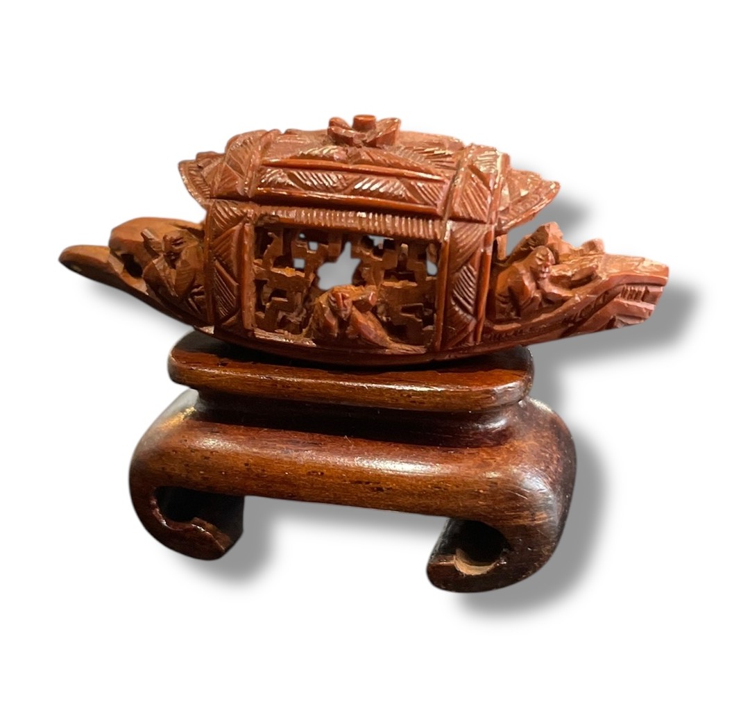 Chine bateau en corozo sculpté