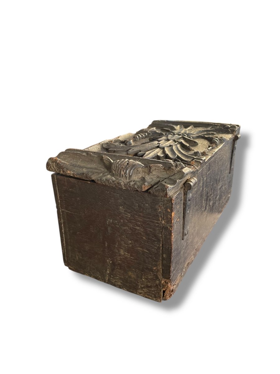 18th Century Carved Wooden Box-photo-5
