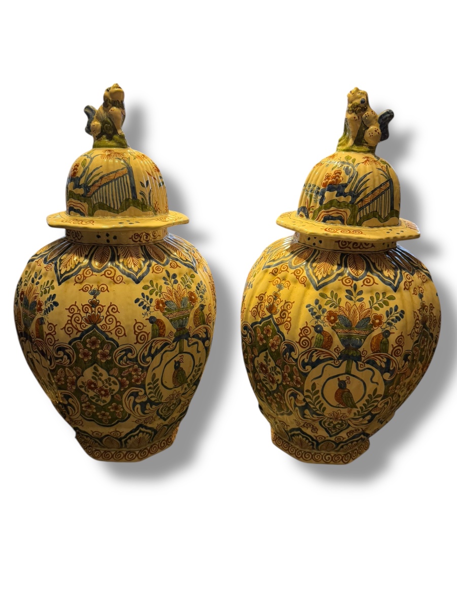 Delft pots couverts en faïence polychrome