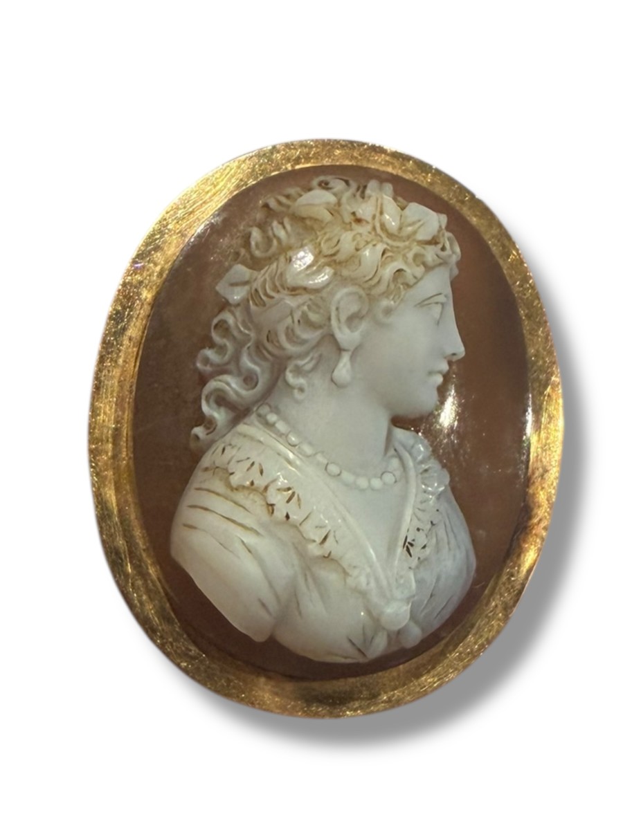 Important 19th Century Gold And Cameo Brooch On Agate