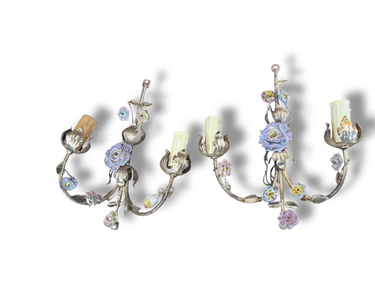 Paire d'appliques fleurs en barbotine et métal