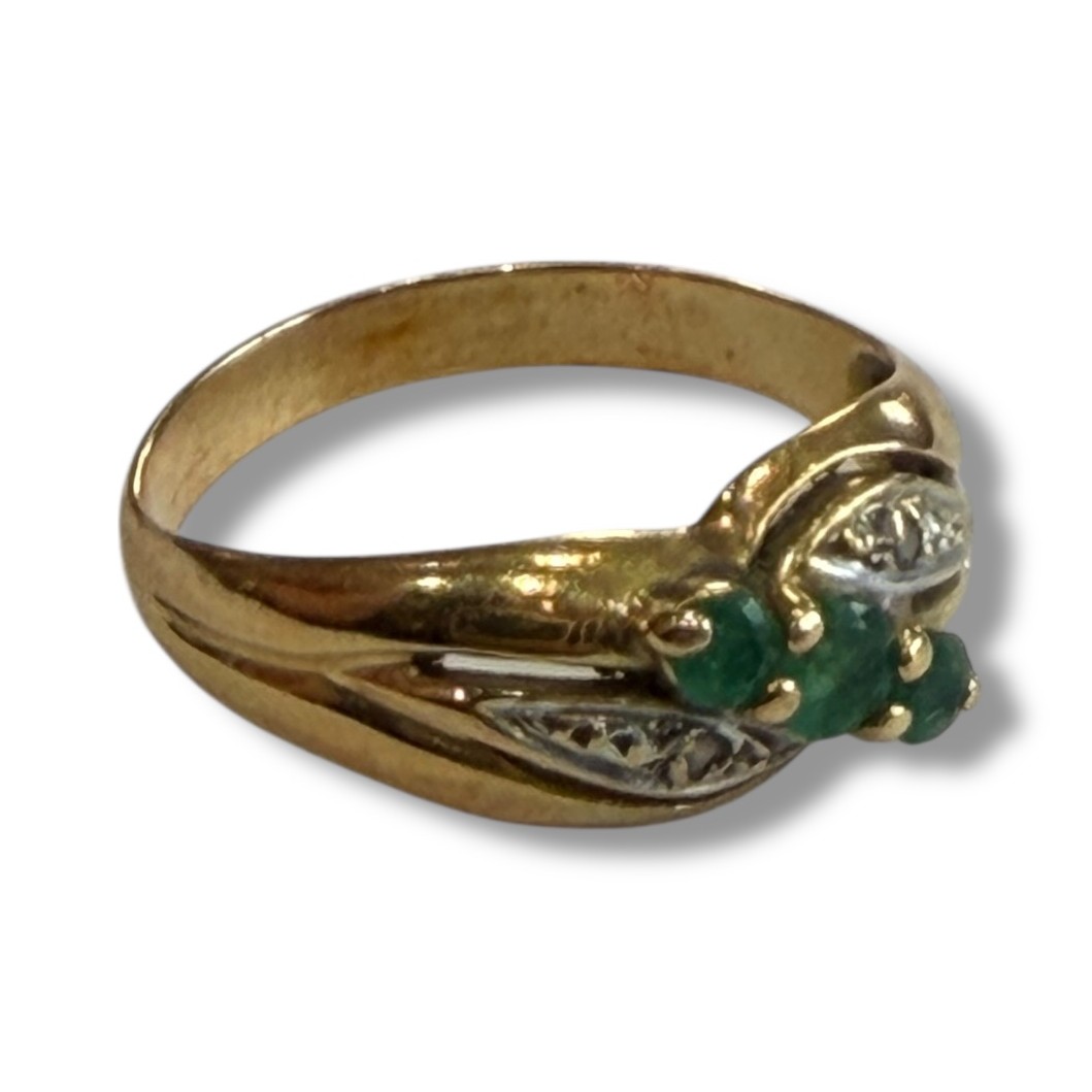 Bague or jaune et émeraude