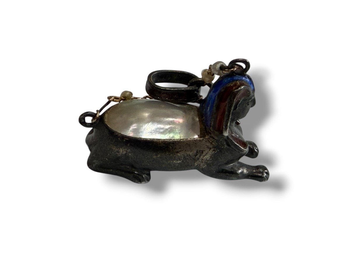 Sphinx Pendentif XIXeme en argent perle et émail 