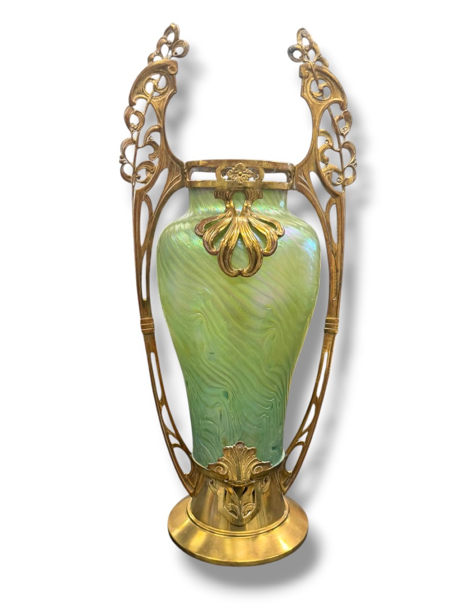 Large Art Nouveau Vase In Green Iridescent Glass Hacker Et Loetz