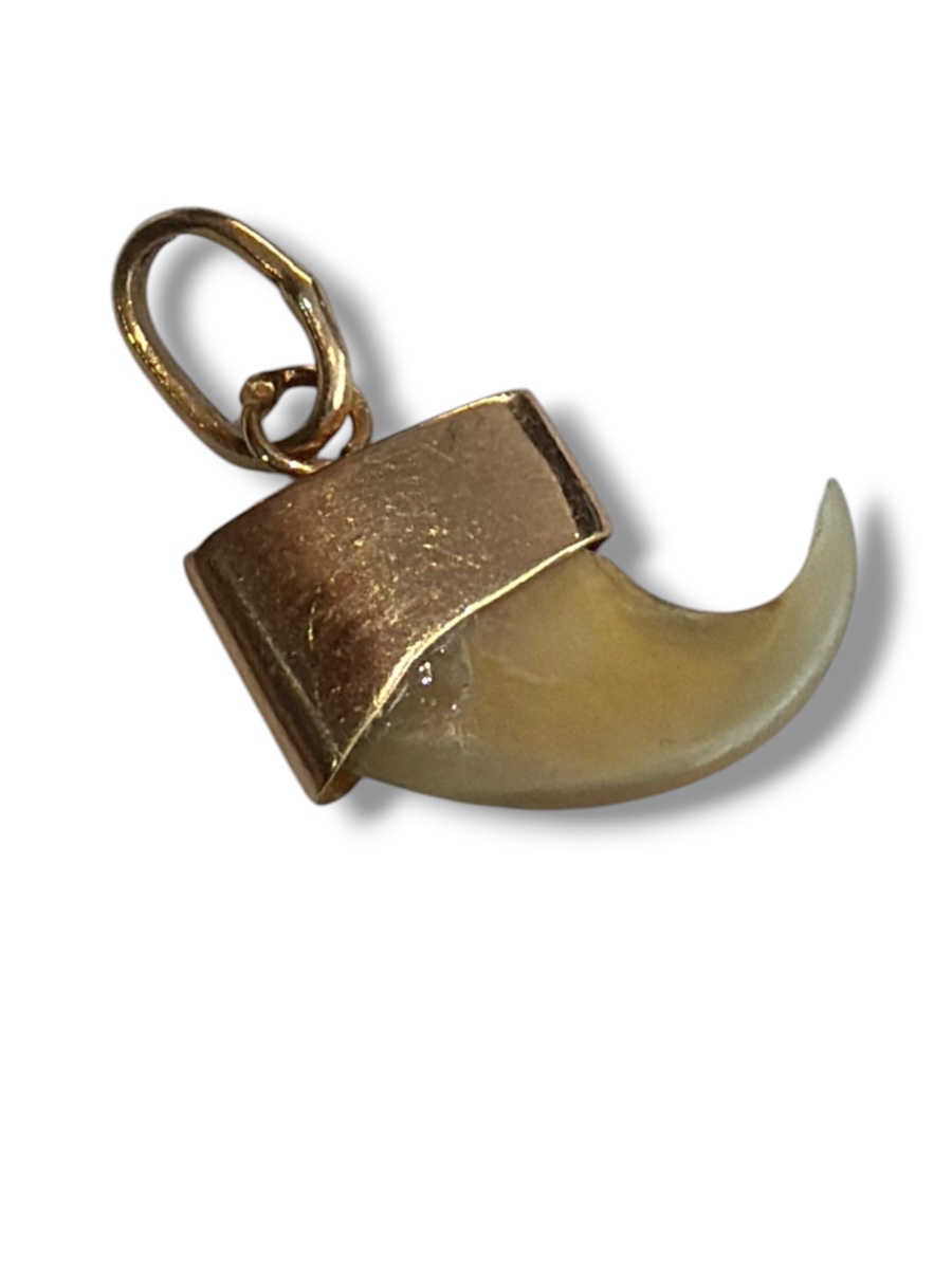 Pendentif en or griffe de tigre 