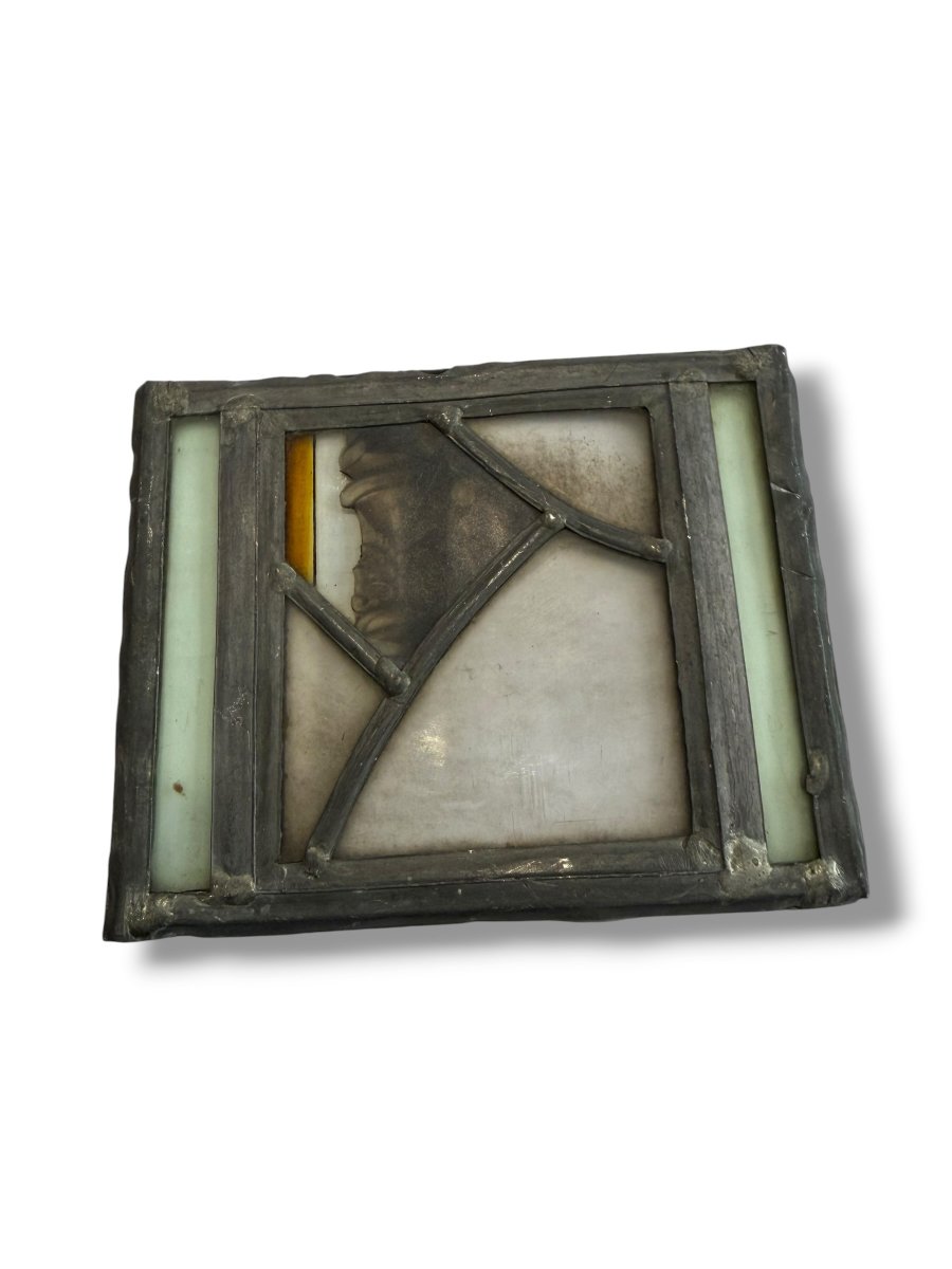 Small Stained-glass Window With A Column Motif-photo-3