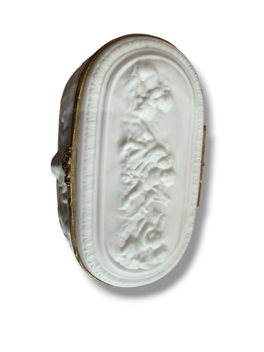 Limoges Boîte en biscuit à décor d'amours-photo-3