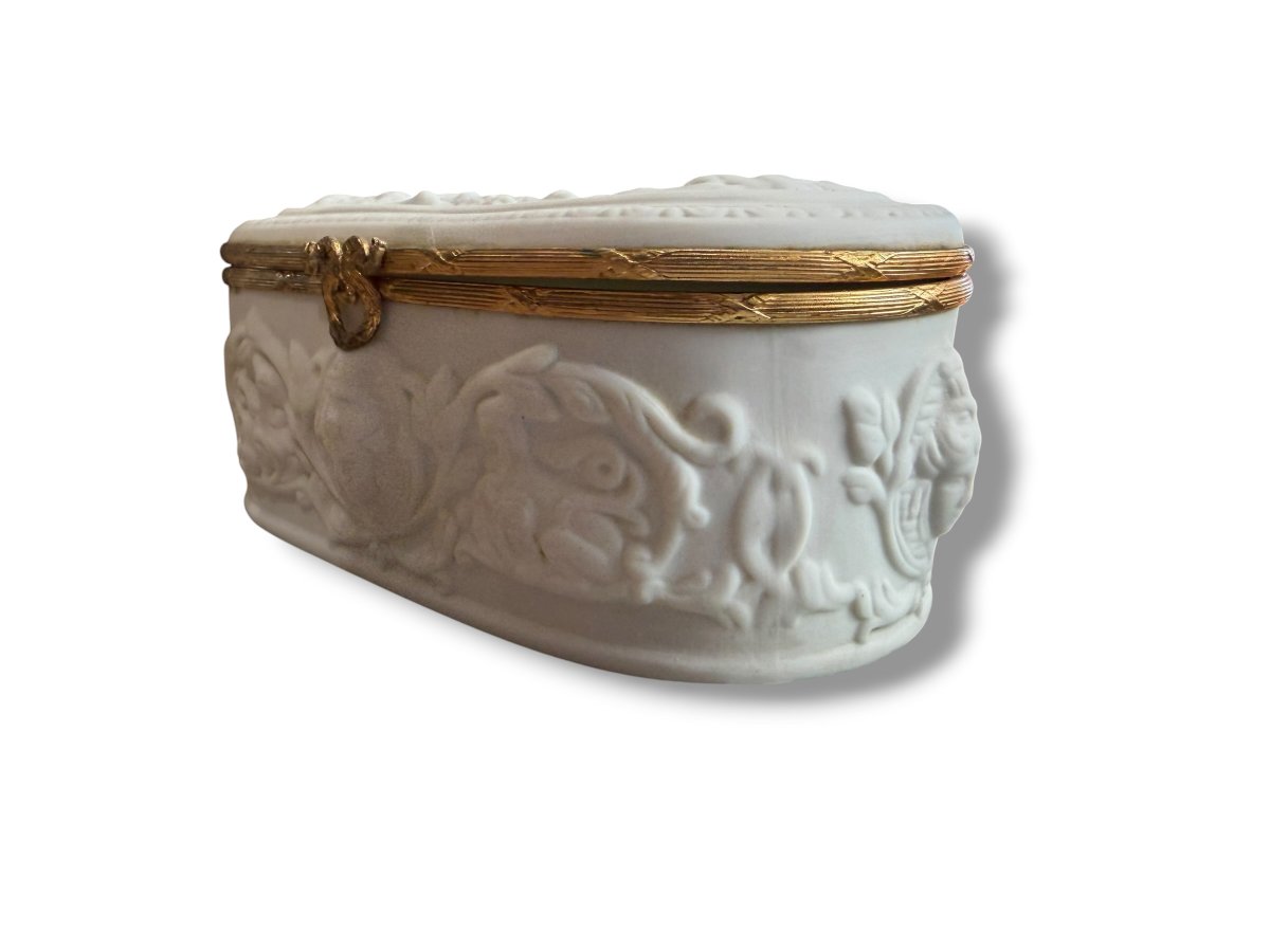 Limoges Boîte en biscuit à décor d'amours-photo-4