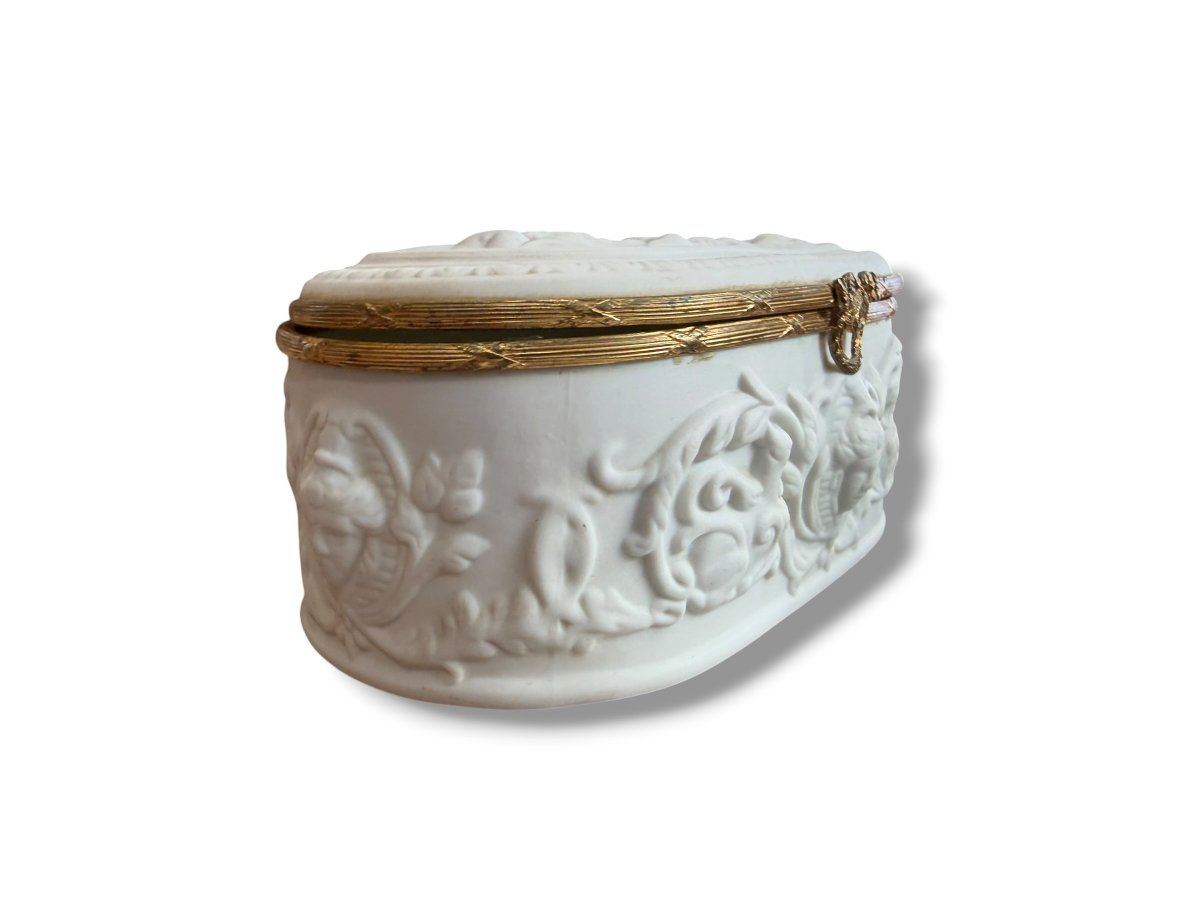 Limoges Boîte en biscuit à décor d'amours-photo-1