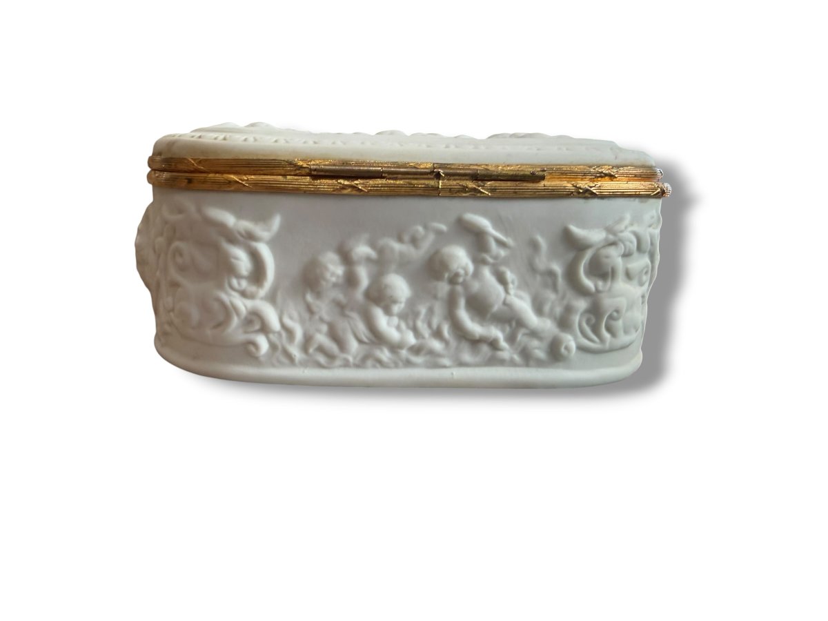 Limoges Boîte en biscuit à décor d'amours-photo-3